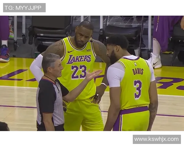 足球八卦赛场爆发小插曲，裁判如何处理？